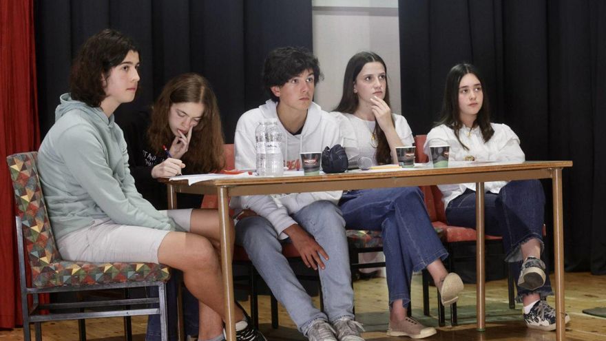 Un equipo durante uno de los debates. | IRMA COLLÍN