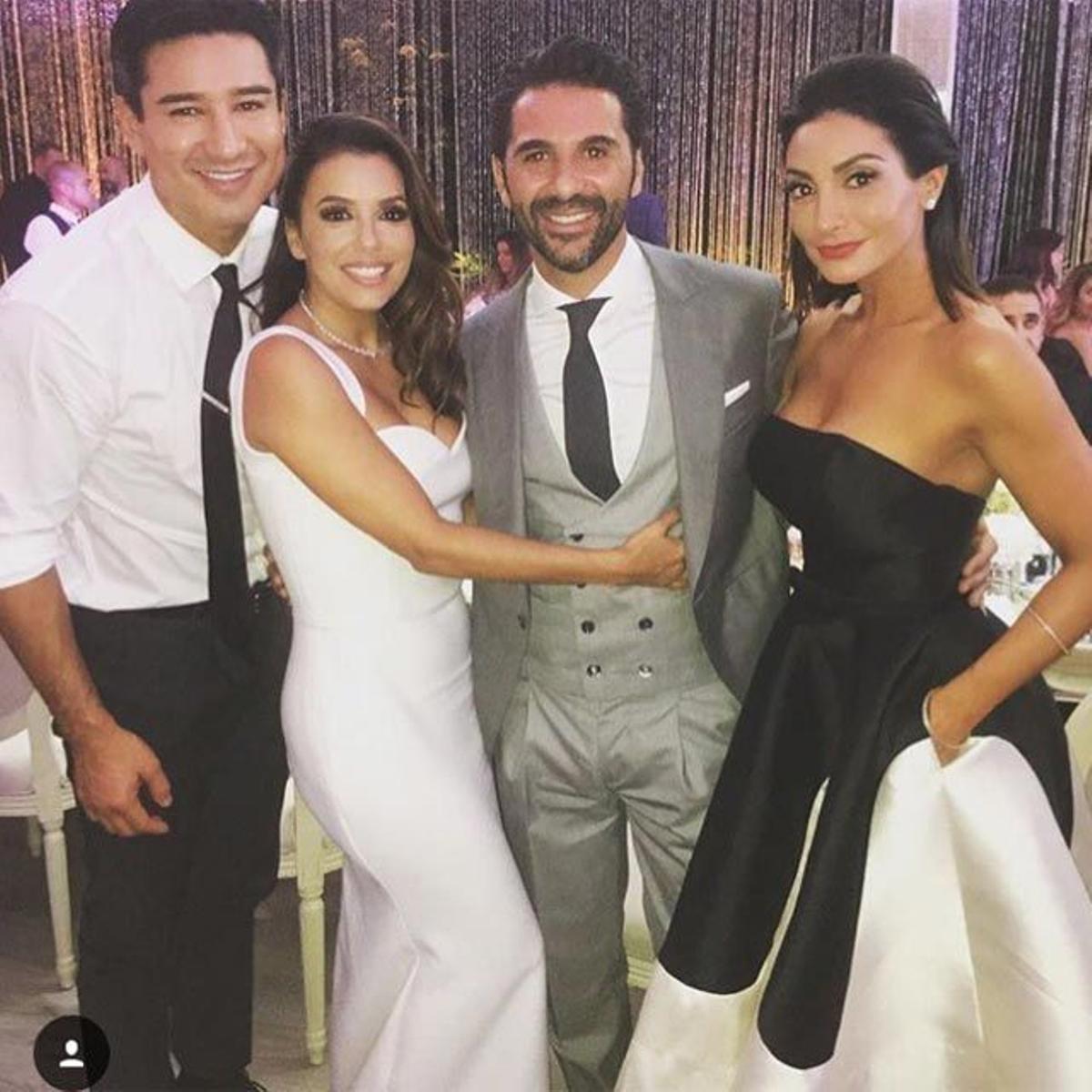 Mario Lopez y su mujer junto a los novios.