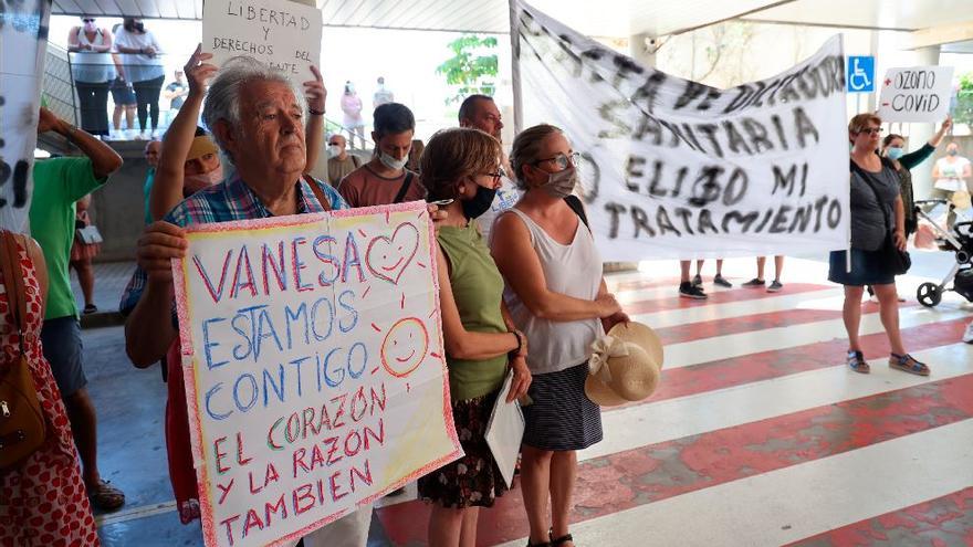 Familiares y amigos de Juan Francisco Martí se concentraron frente al Hospital de la Plana de Vila-real.