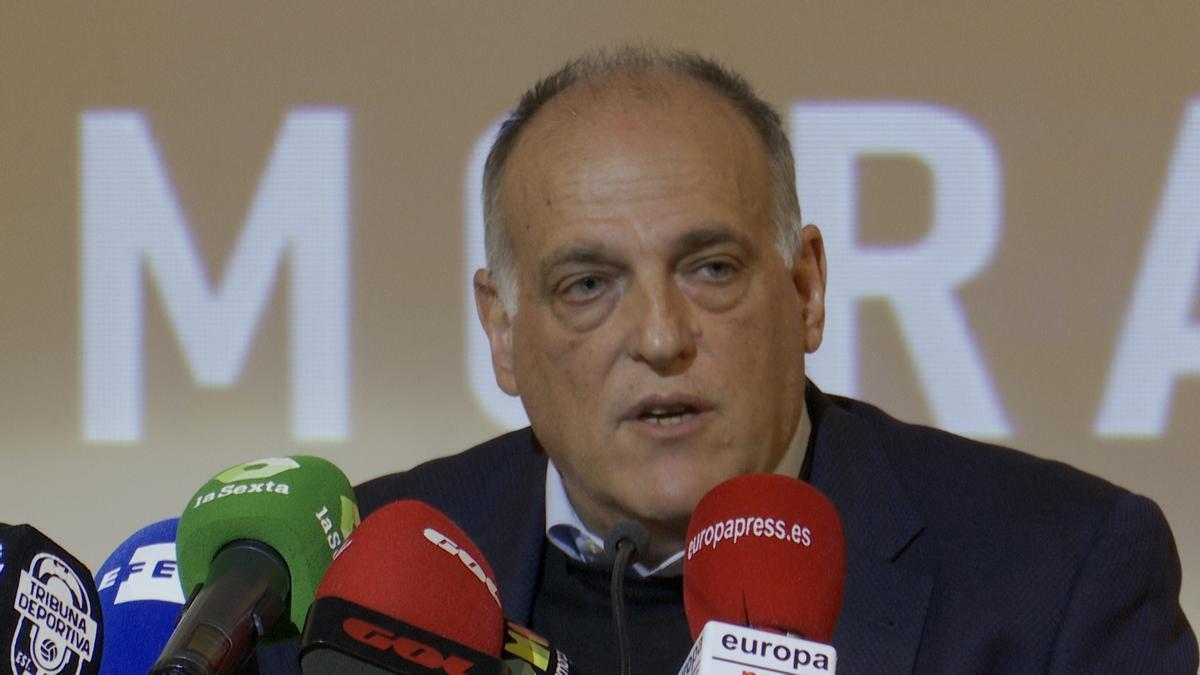 Archivo - El presidente de LaLiga, Javier Tebas, este lunes en la Escuela de Radio Pedro Morata de València