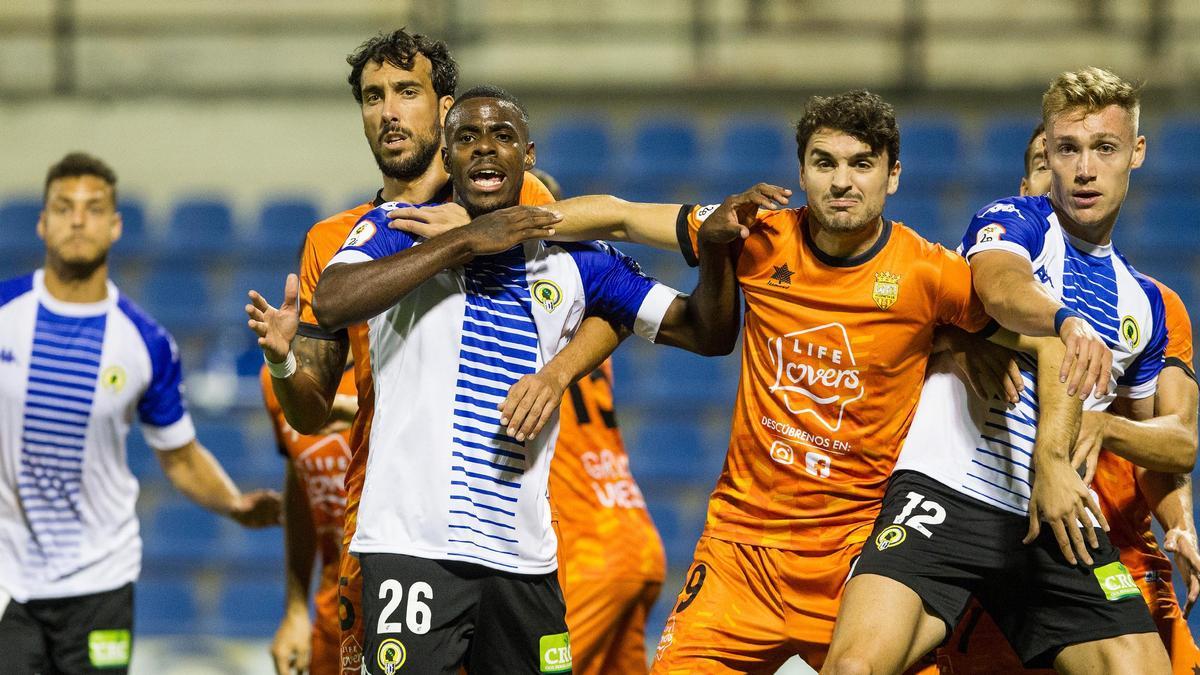 Los herculanos Appin y Manu Garrido pugnan con  jugadores del Atzeneta en el partido de la primera vuelta en el Rico Pérez.