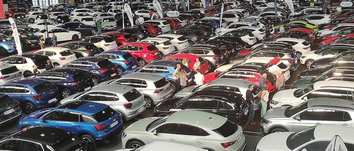 Feria de coches de ocasión en el recinto ferial de Ourense.