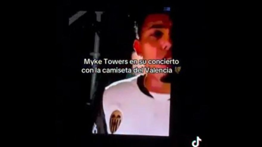 Myke Towers cantó con la camiseta del Valencia CF