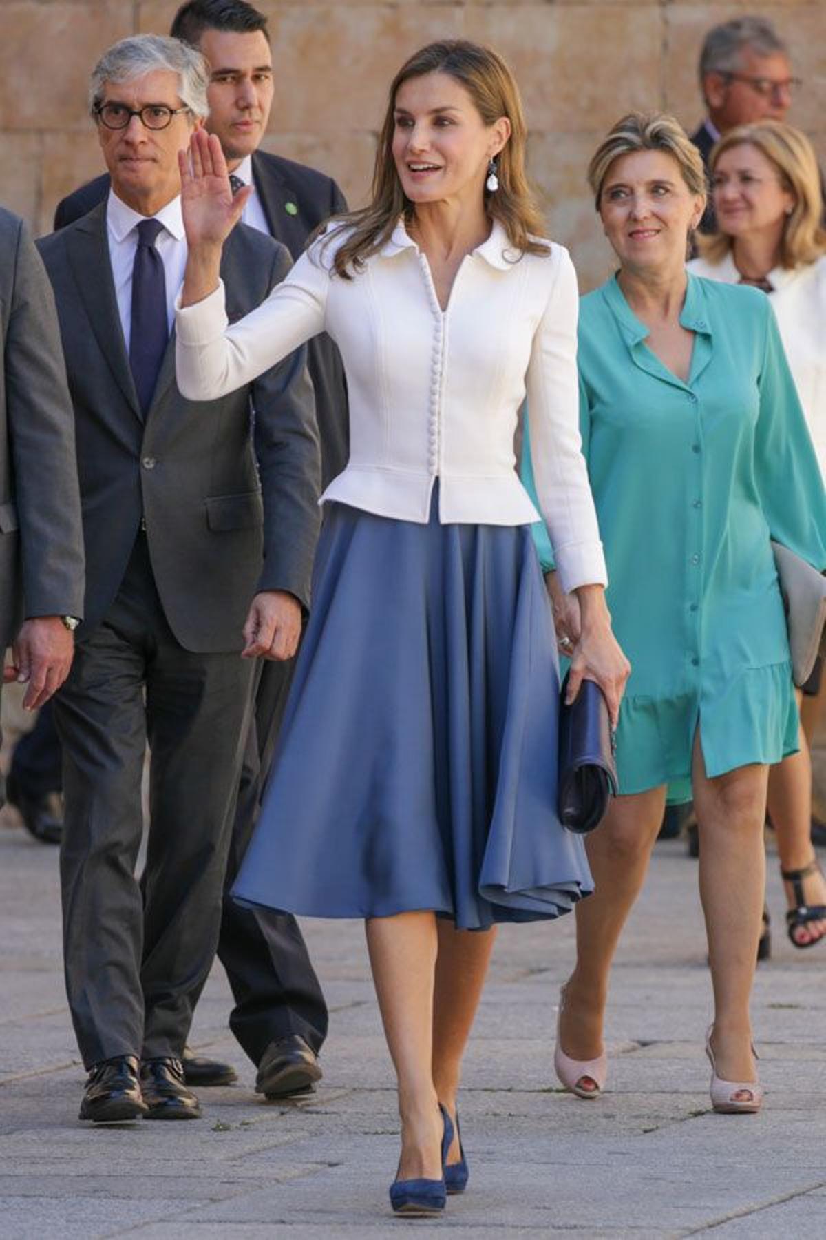 El look de Letizia Ortiz con conjunto blanco y azul de Felipe Varela y zapatos de Magrit