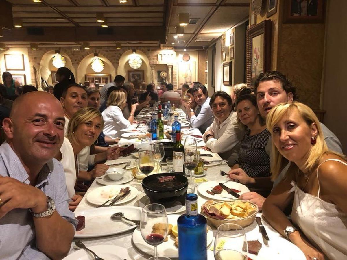 Los compromisarios isleños cenando ayer en Madrid para participar hoy en el congreso extraordinario.