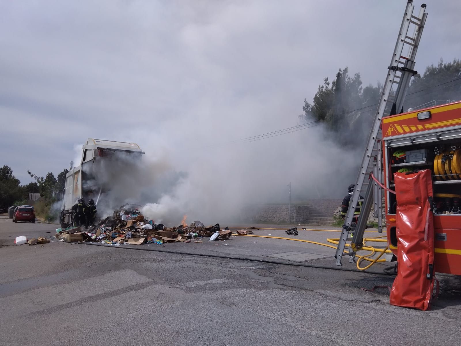 Arde un camión de la basura mientras recogía los residuos de papel en Ibiza