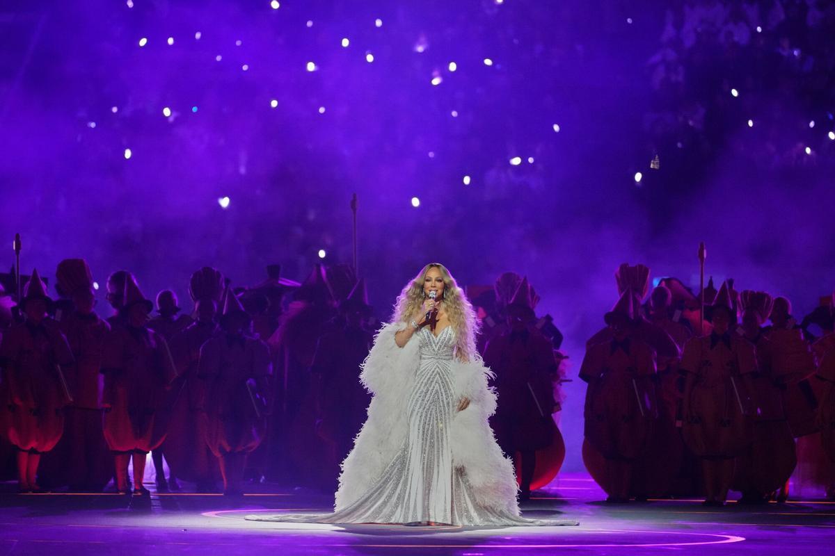 La cantante Mariah Carey, actúa durante la ceremonia de inauguración.