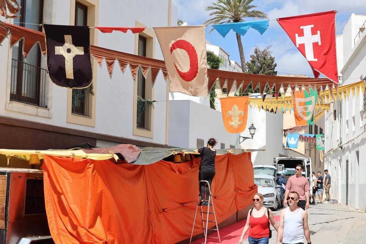Preparativos de la feria Medieval en Dalt Vila