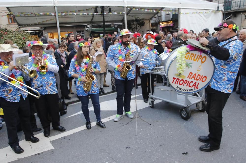 La villa celebra en un mismo día el desfile de comparsas, el concurso de disfraces y la quema del Meco.