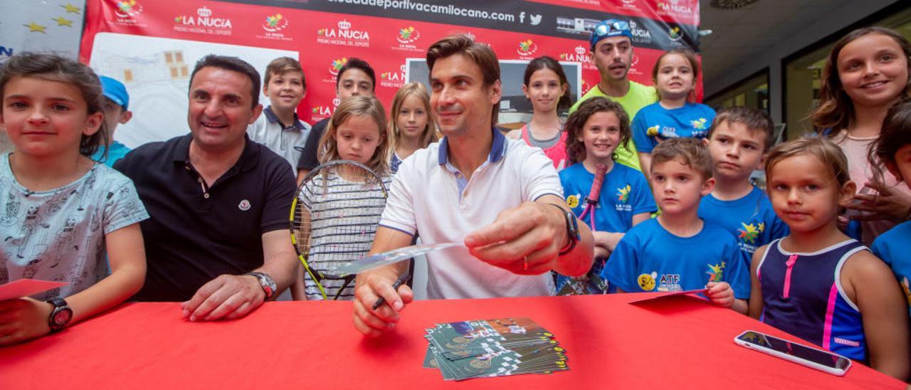 El extenista de Xàbia David Ferrer, ayer con un grupo de niños a los que firmó autógrafos en la Ciudad Deportiva de La Nucía.