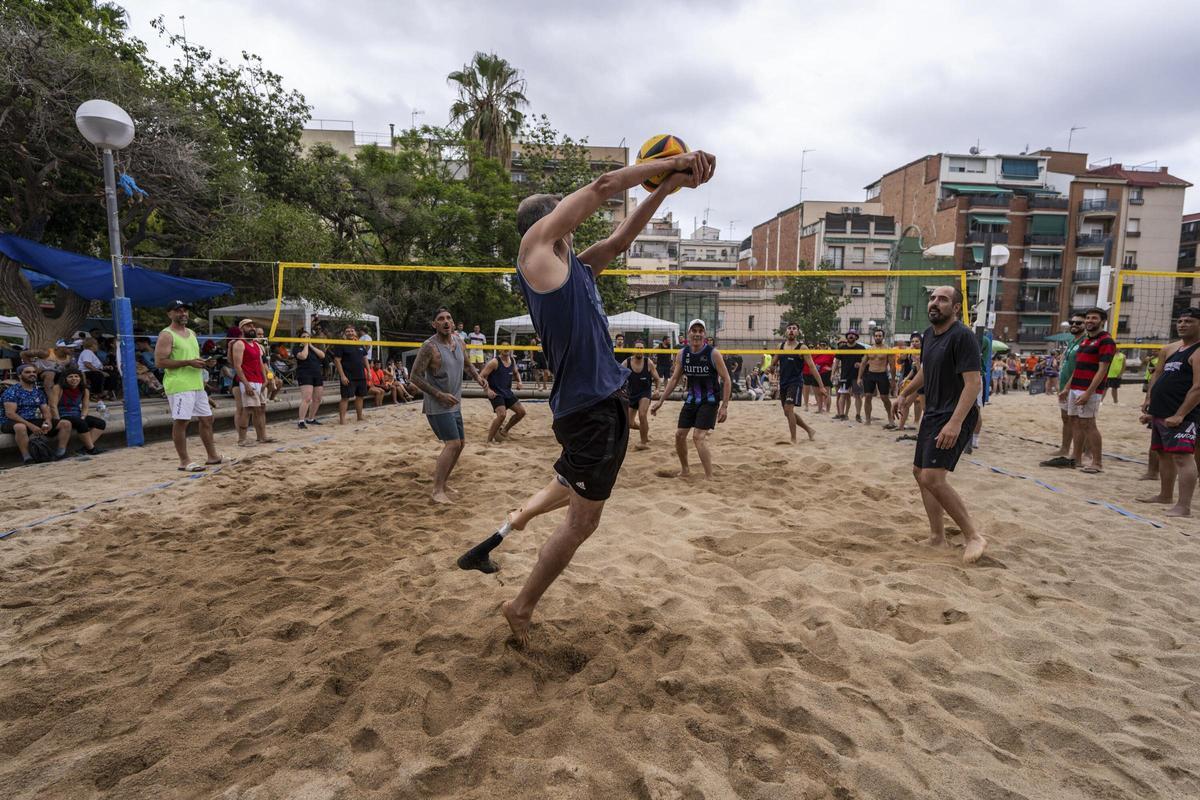 Evento Prospe Beach, en la plaza Ángel Pestanya de Prosperitat llena de arena y convertida en una pista de vóley playa.