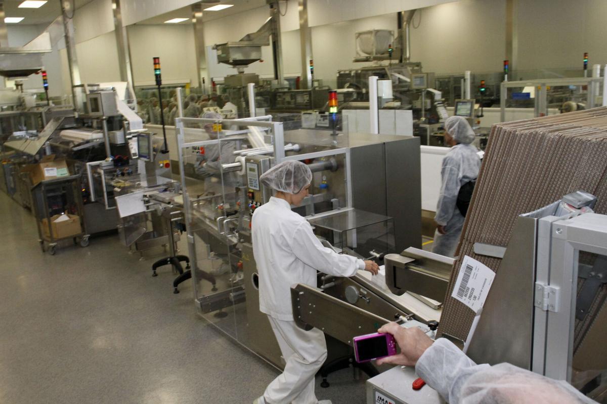 INDUSTRIA. EL CONSELLER DE ECONOMIA VISITA  LA FABRICA SANOFI