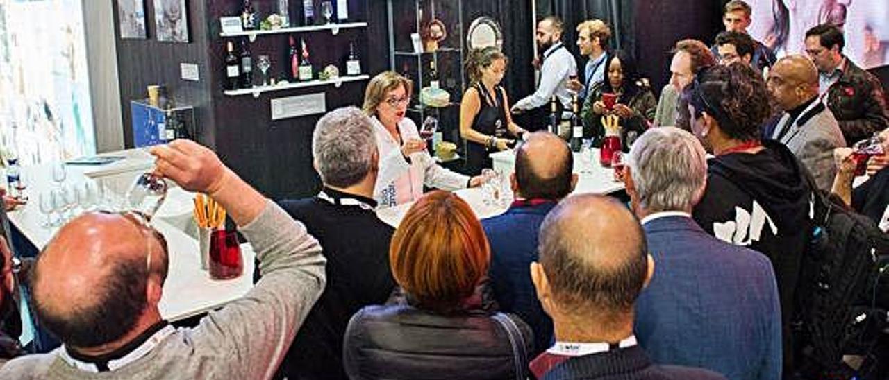 Cata de vinos canarios en el estand del Archipiélago en la World Travel Market de Londres.