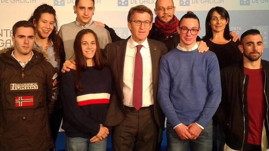 Los gimnastas del Burgas y del Pontevedra, con el presidente de la Xunta