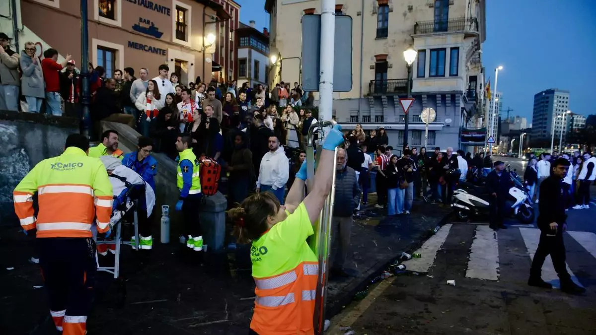 Una pareja se precipita desde la Cuesta del Cholo en Gijón al enredarse con la correa de un perro