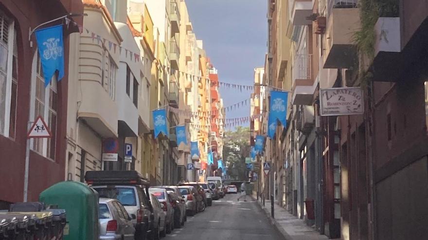 El barrio de Duggi amanece engalanado con banderolas azules por la festividad de María Auxiliadora