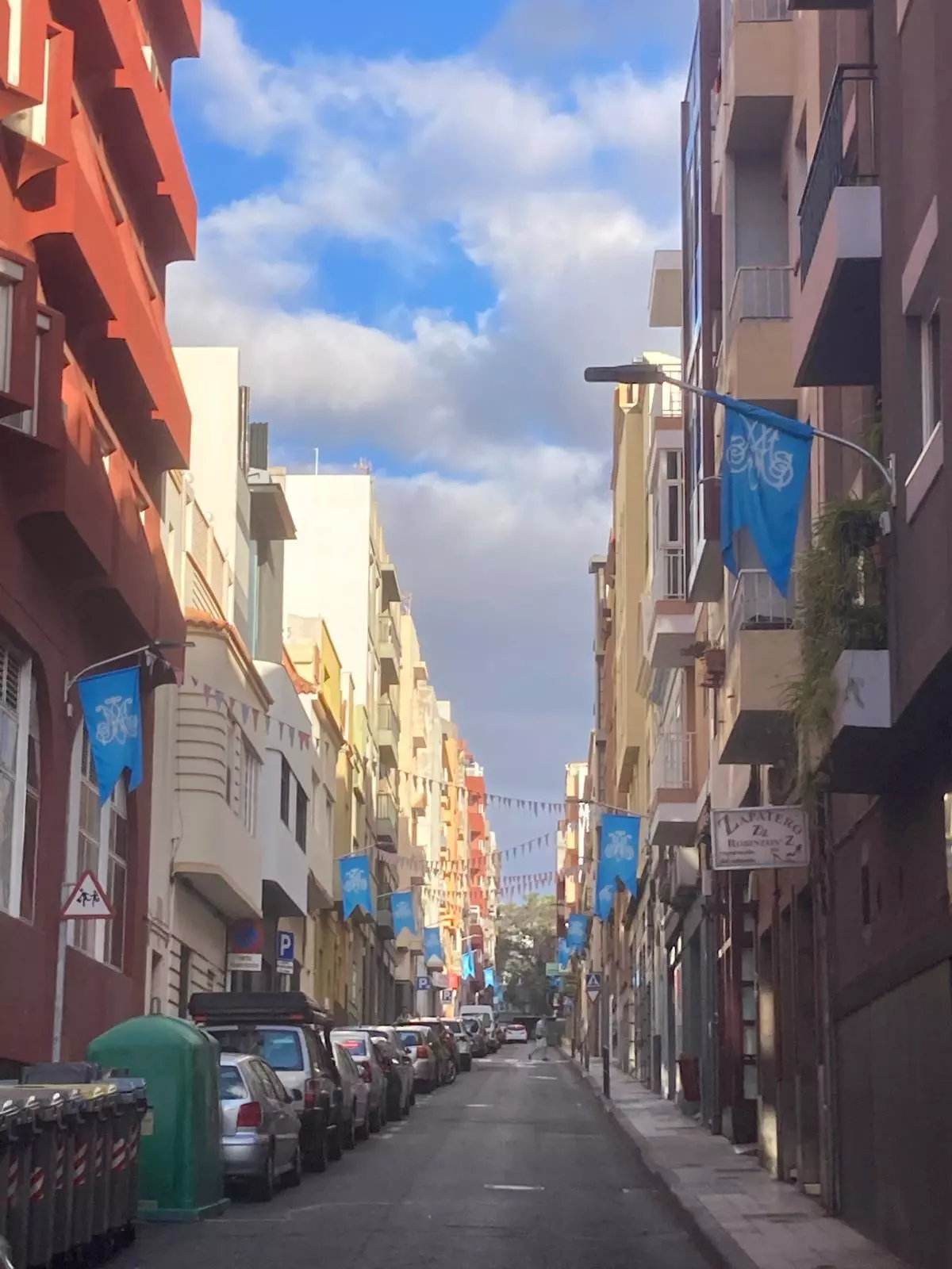 El barrio de Duggi amanece engalanado con banderolas azules por la festividad de María Auxiliadora
