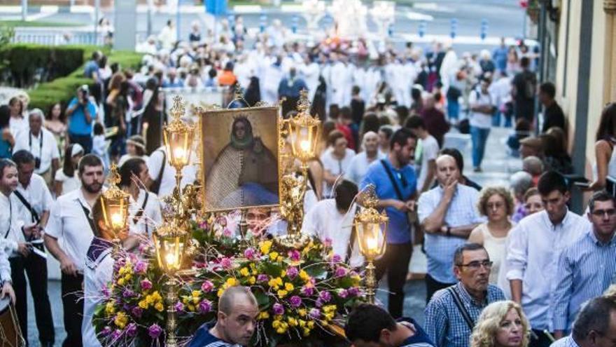 La procesión pone fin a las fiestas del barrio marinero del Raval