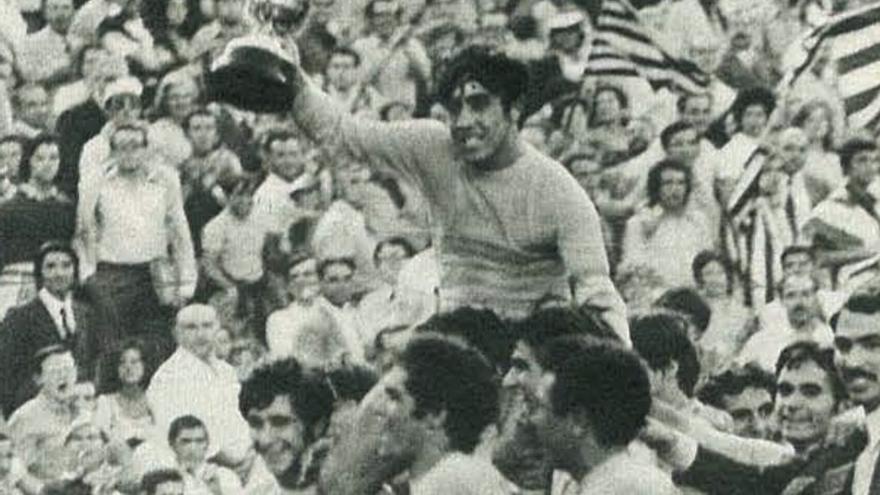 El capitán Leocadio con la Copa conquistada en el Bernabéu.