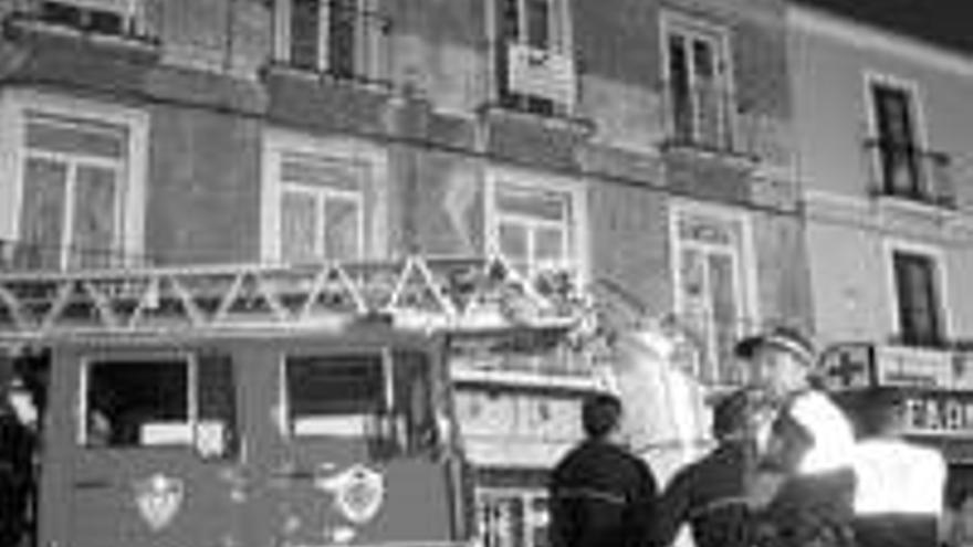 Caen cascotes de una cornisa sobre coches en la plaza de santo domingo