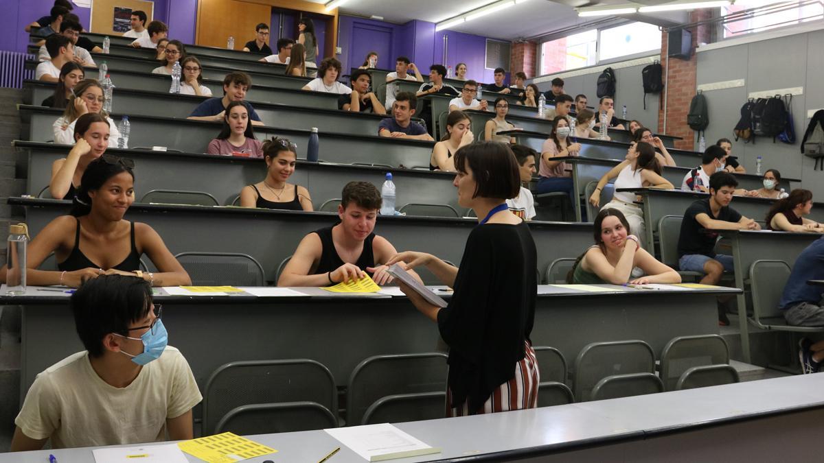 Reparto de exámenes de la selectividad en la UPC, en Barcelona.