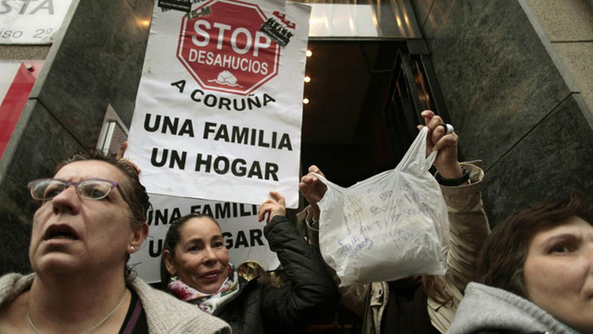 Manifestación en apoyo a la anciana amenazada de desahucio, el martes en A Coruña.