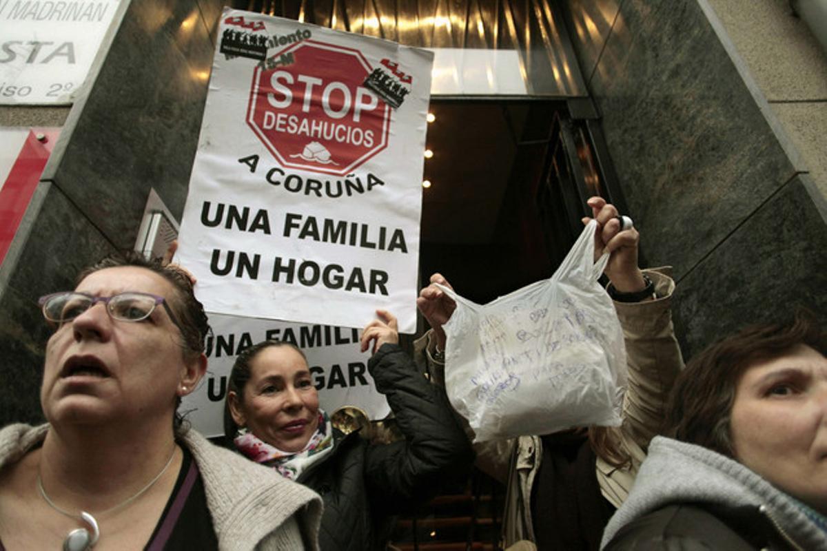 Manifestación en apoyo a la anciana amenazada de desahucio, el martes en A Coruña. Manifestación en apoyo a la anciana amenazada de desahucio, el martes en A Coruña.