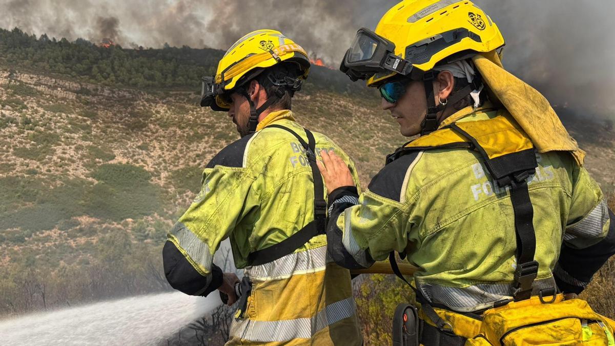 Bomberos forestales en el incendio de Segorbe