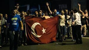 Manifestaciones en Estambul durante el golpe de julio del 2016.