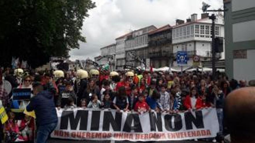 Una multitudinaria manifestación en Santiago pide a la Xunta que no autorice la &quot;contaminante&quot; mina de Touro