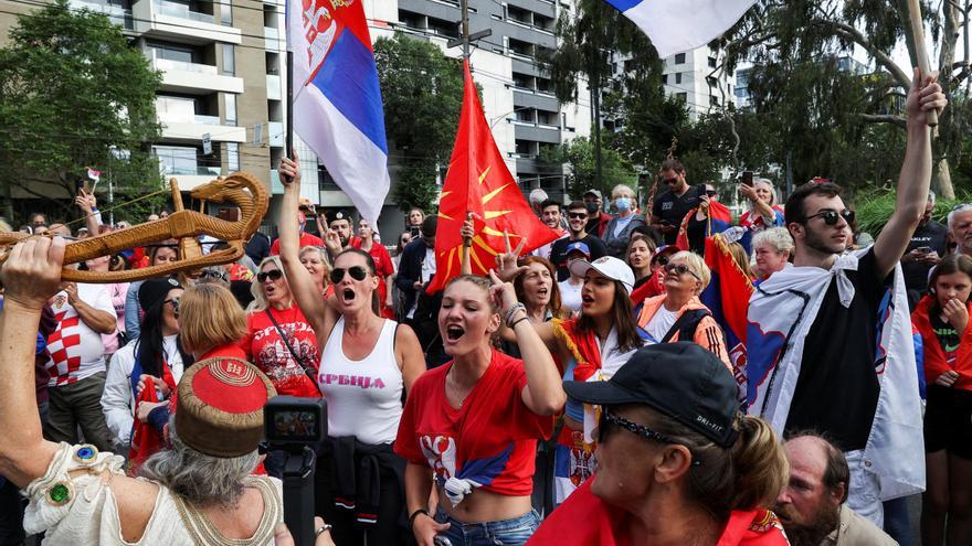 Seguidores de Djokovic bailan y cantan para reclamar la "libertad" del tenista en Australia