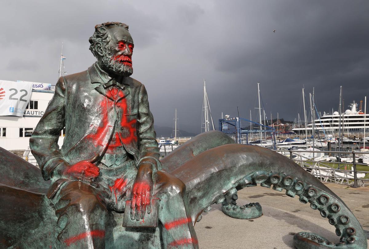 Pintadas en la escultura dedicada a Julio Verne en el paseo de As Avenidas.