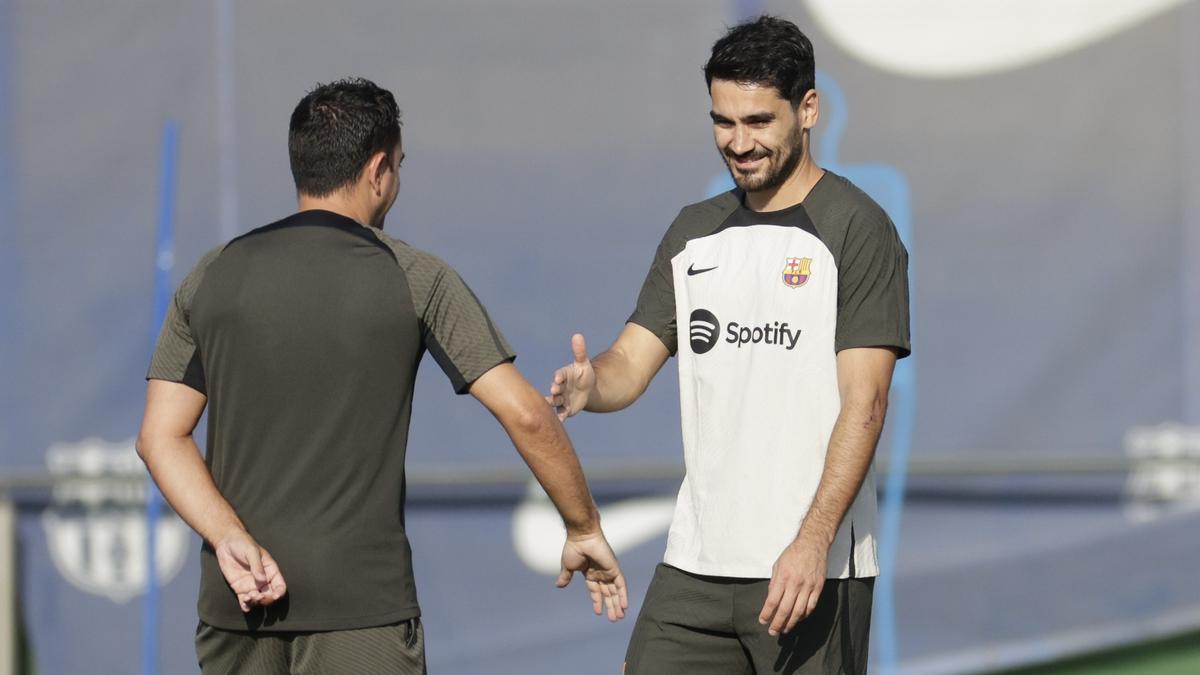 Gündogan saluda a Xavi en un entrenamiento del pasado mes de agosto en la ciudad deportiva de Sant Joan Despí.