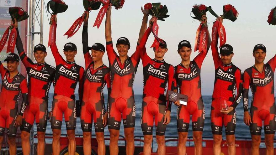 El equipo BMC en el podio de Marbella tras la disputa de la primera etapa de la ronda española.