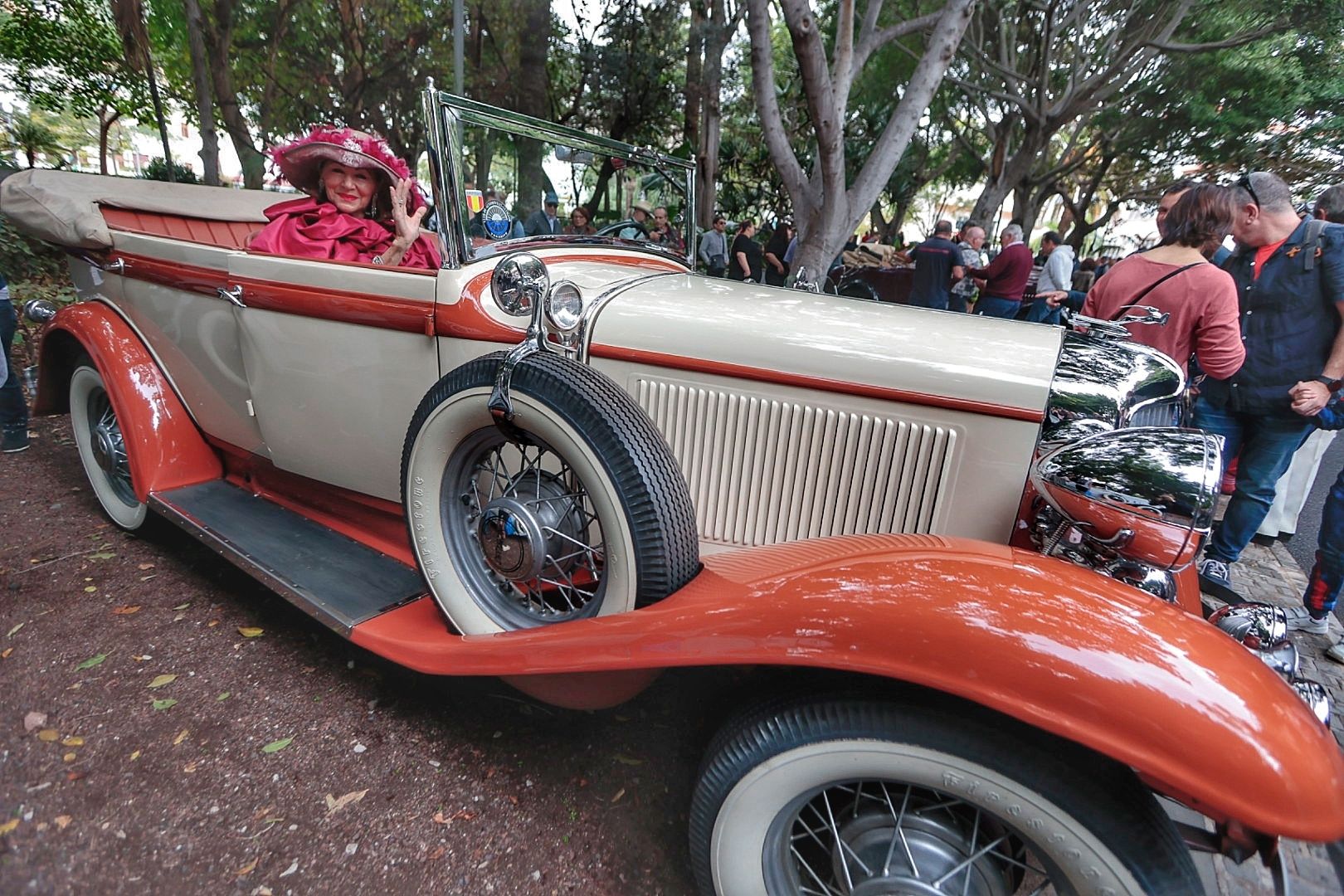 Exhibición de coches antiguos en el Carnaval de Santa Cruz de Tenerife