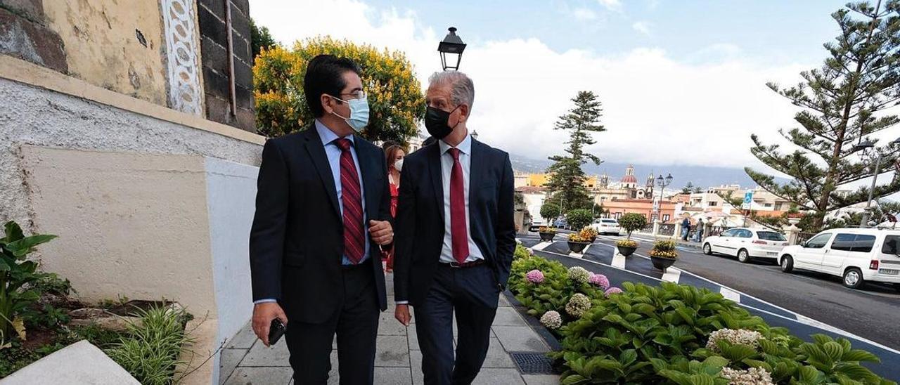 Pedro Martín (PSOE) y Francisco Linares (CC) en una visita a La Orotava