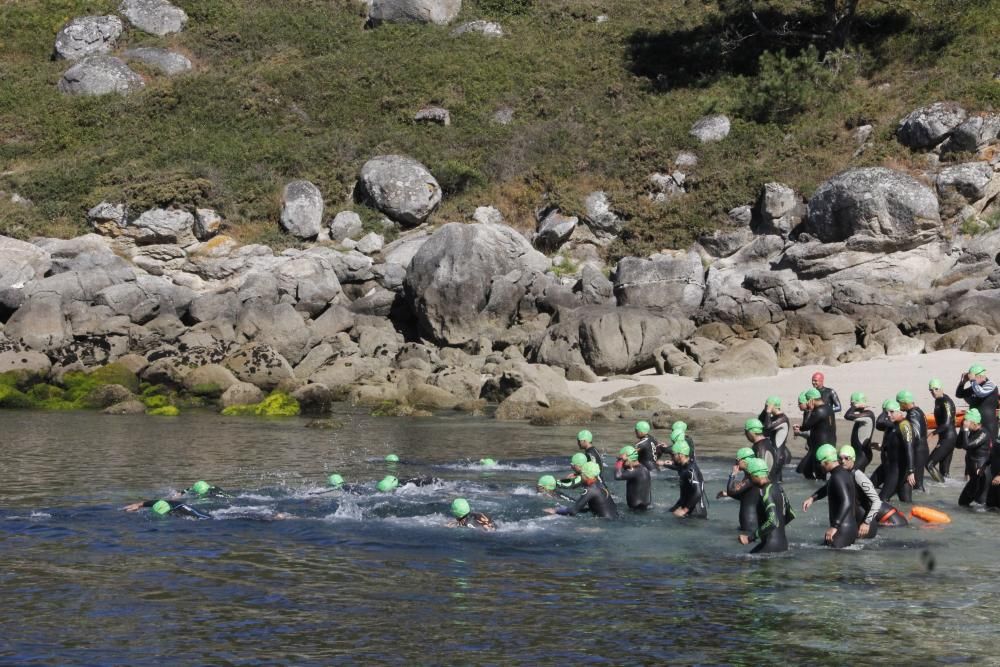 El estado del mar complica la travesía a nado entre Udra y Pescadoira