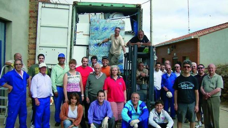 Foto de familia de los vecinos de Fuentes que han colaborado en el envío a Madagascar.