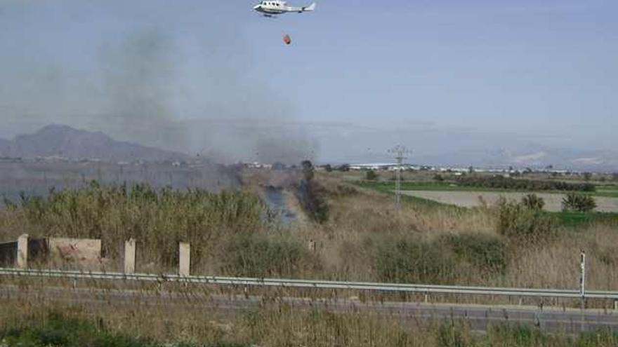 Un fuego con tres focos arrasa 2.500 metros cuadrados de cañar y moviliza a un helicóptero