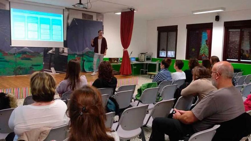 Asistentes a la jornada formativa para maestros y padres &quot;Café y sexualidad&quot;, impartida en el colegio L&#039;Ablanu de Infiesto, ayer.