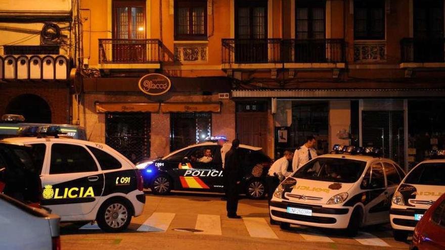 Patrullas de la Policía Nacional y la Policía Local, en una calle de A Coruña de madrugada.