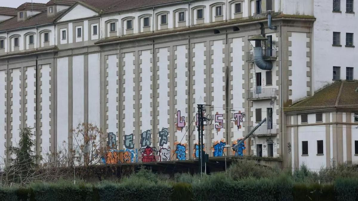 Detalle del estado del edificio, con grafitis visibles en una de sus fachadas.