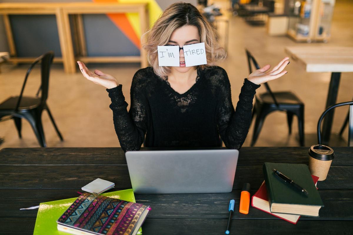 Una de las principales causas del desgaste emocional es no desconectar del trabajo.