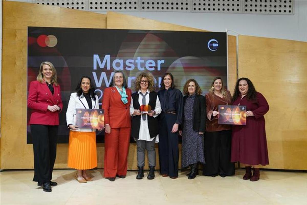 De izquierda a derecha: Ángela de Miguel, presidenta de CEPYME; Yukonda Esparragoza, finalista de MasterWomen 2026; Gricell Garrido, presidenta de ASEME; Sara Sorribes, ganadora de MasterWomen2026; Paloma Real, presidenta de la División de Europa Occidental de Mastercard; Ángela Sánchez, directora de Productos Minoristas de Santander España; y Marta Prats y Rocío Huzón, finalistas de MasterWomen 2026.