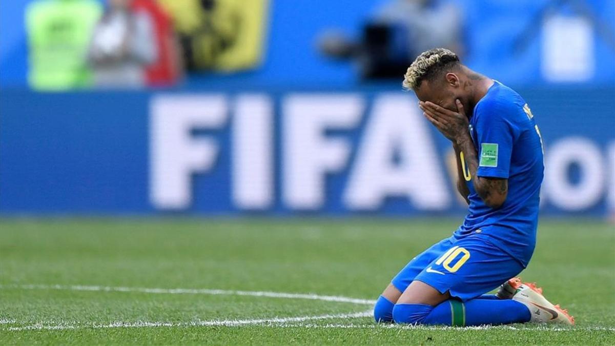 Neymar no puede evitar la emoción al acabar el partido contra Costa Rica
