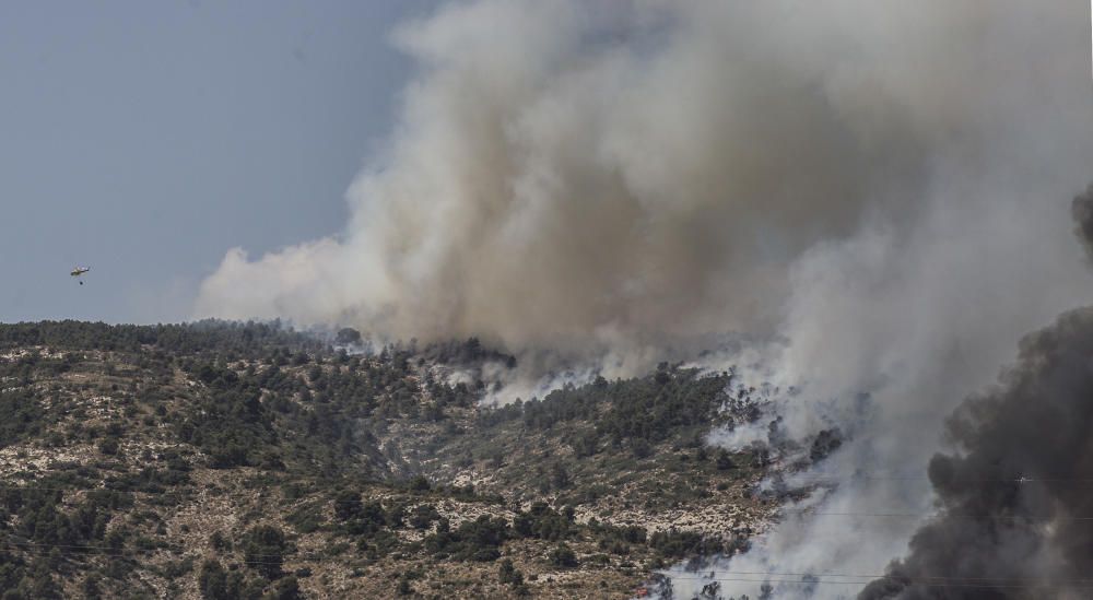 Efectivos trabajando en las labores de extinción