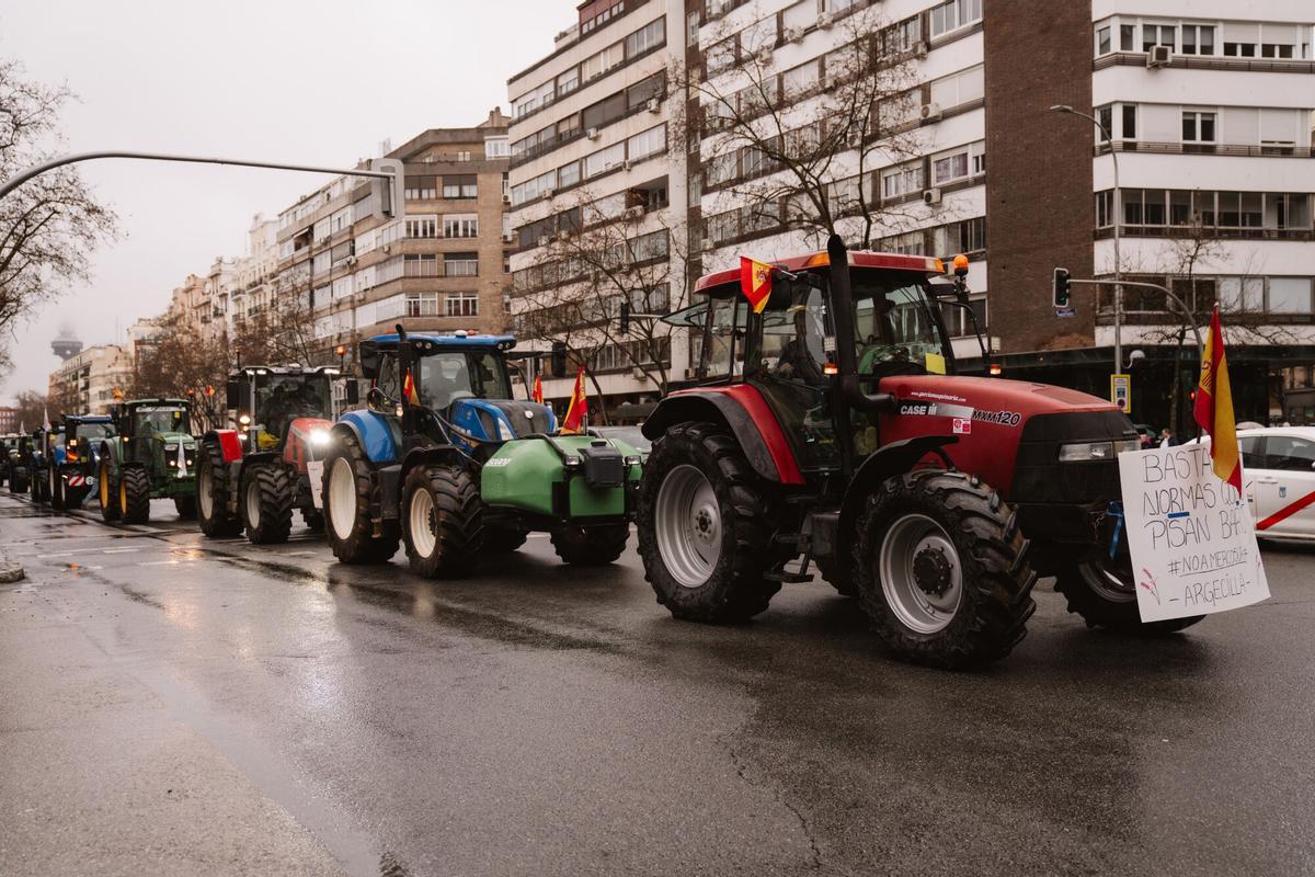 Miles de agricultores con sus tractores protestan contra el acuerdo con Mercosur en Madrid.