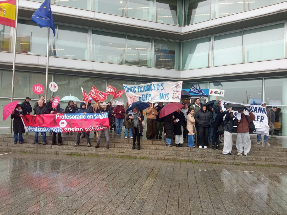 Los docentes concentrados frente al edificio de la Xunta en Vigo.
