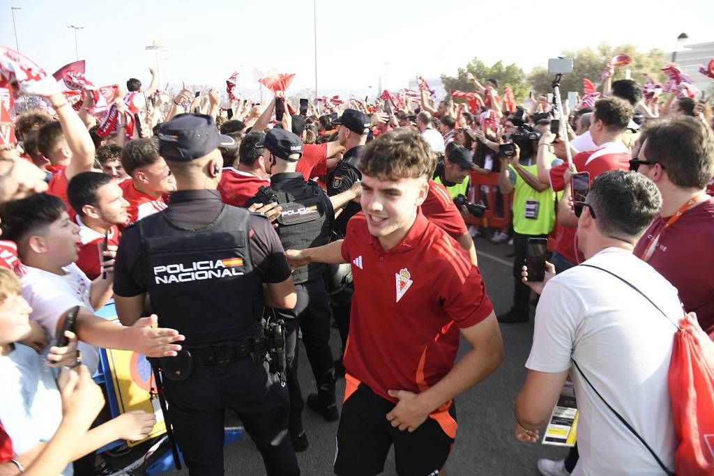 Recibimiento de la afición al Real Murcia antes del partido ante el Nástic
