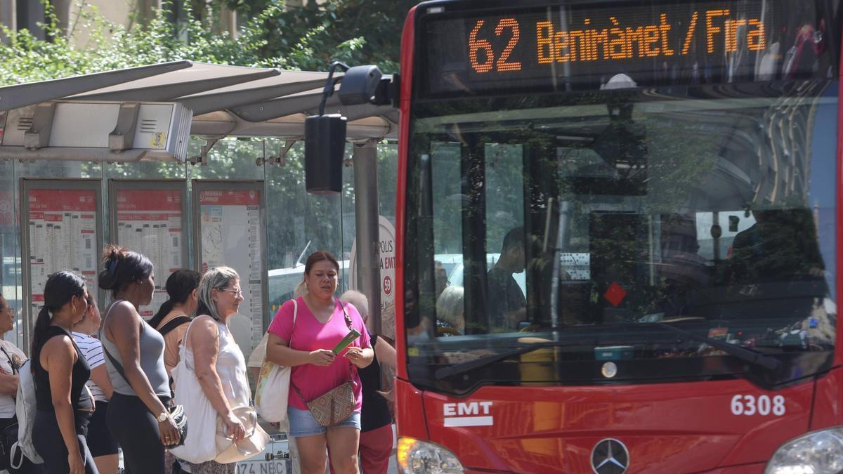 Marquesina de la EMT en la calle Xàtiva de València.